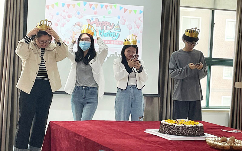 以人为本：真人游戏锅炉照常举行5月份员工生日会，，，，，，，，诠释企业温馨文化！