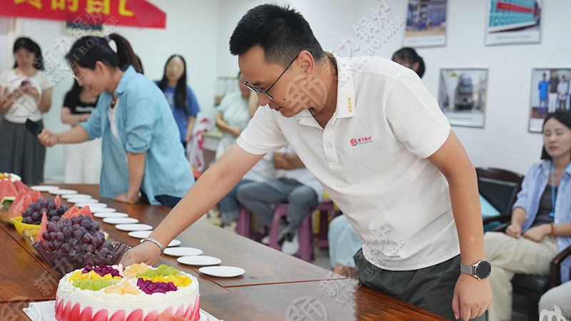秋天暖阳，，，，，，，，真人游戏锅炉九月员工生日会温情满满